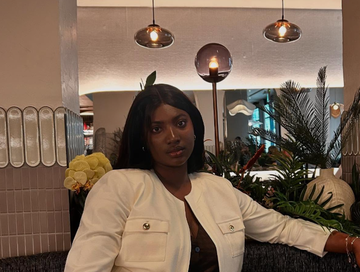 Portrait de la fondatrice de NourLashes, spécialiste des extensions de cils à Gatineau, souriante et élégante, représentant la passion et le professionnalisme de son institut de beauté.