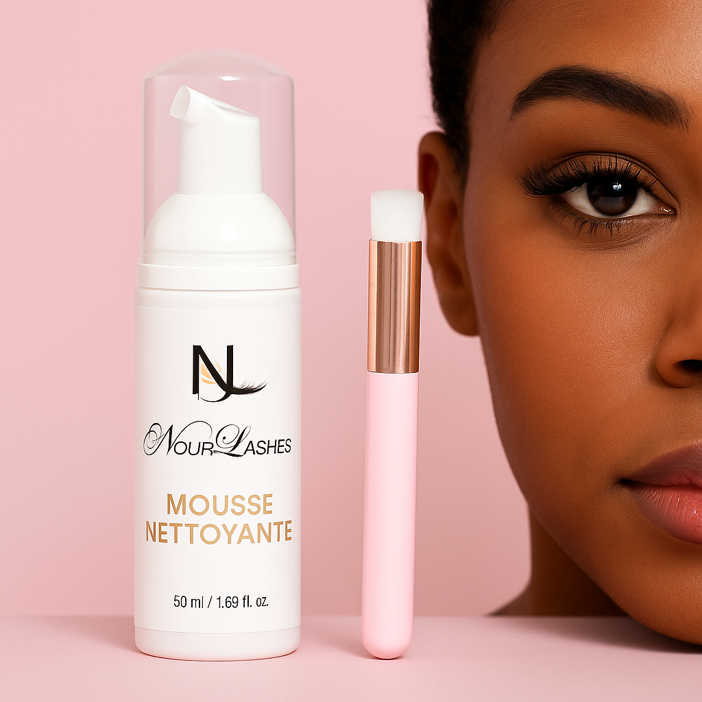 Image Produit NourLashes présentant un Kit d'entretien des cils avec mousse nettoyante et brosse, sur fond rose clair